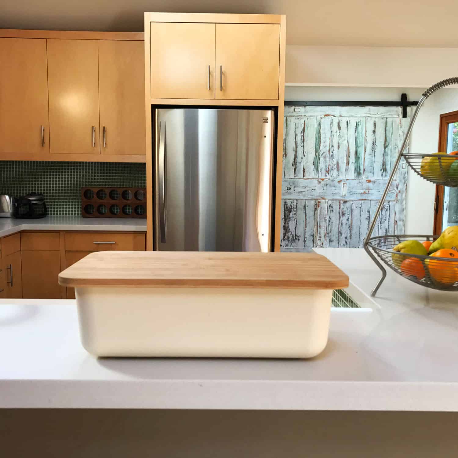 https://www.cleandezign.com/wp-content/uploads/2016/05/bread-box-cutting-board-farmhouse-door-1.jpg